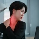 🤕 경추디스크, 어깨결림 방치하면 큰일나요! 🚨 보험으로 미리 대비하는 방법